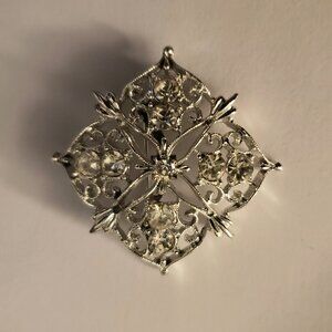 Vintage Silvertone Filigree Clear Crystal Rhinestone Snowflake Brooch Pin Square